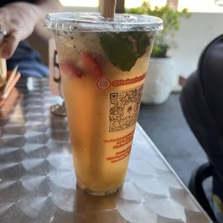 Kiwi and strawberry mojito