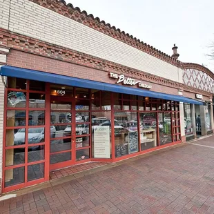 the outside of a restaurant