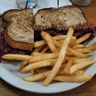 Reuben (corned beef) w bier battered fries