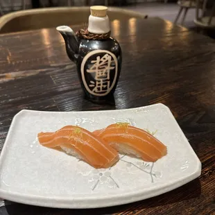 I try this amazing lemon truffle salmon sushi