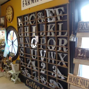 Another arts &amp; crafts style vendor area, 2nd floor.