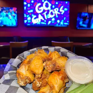 food, chicken wings and fried chicken