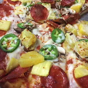 Pep pizza with jalapeños, pineapple and mushroom
