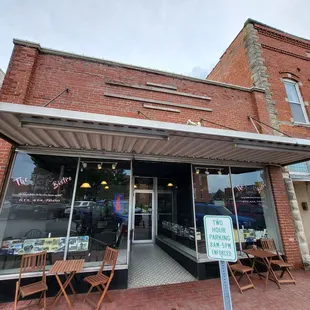 the outside of a restaurant