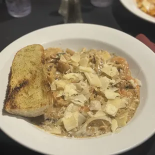 Alfredo pasta with shrimp