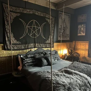 Black Annis room