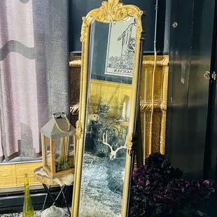 Decor in the Black Annis