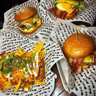 Oooohhhh weeee burgers and fries!