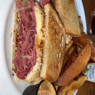 reuben with garlic fries