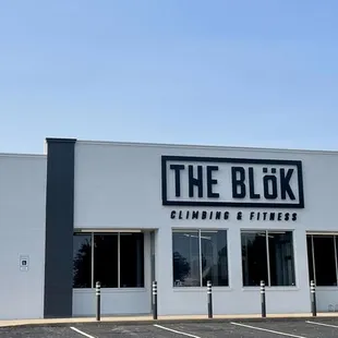 Nice, standalone building with a lot of parking!