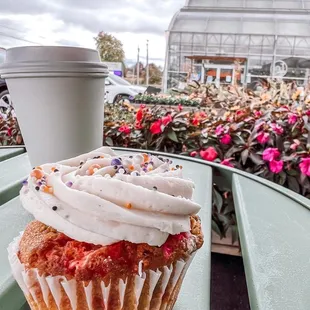 Cupcake and cinnamon latte