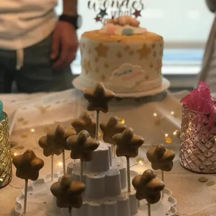 Gender reveal, cake pops and cake