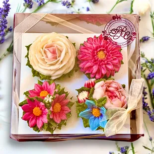 Flower cupcakes gift box
