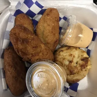 Mini sampler, opted for extra hush puppies as my side. 7 bucks.... not worth it.