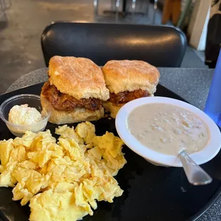 a plate of breakfast food