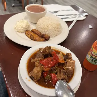 Oxtail with white rice and stew beans