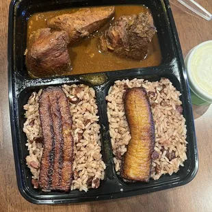 Delicious rice and beans with the fried plantains!