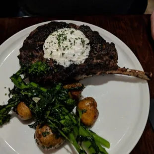 Tomahawk steak with roasted potatoes