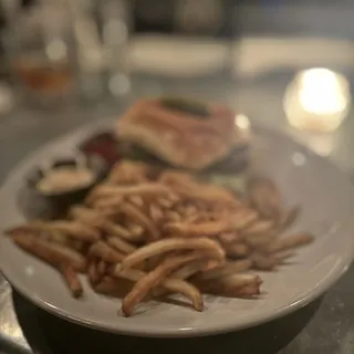 The Pub Cheeseburger