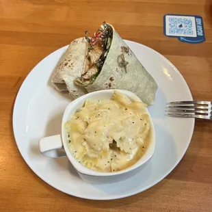 Spicy chicken wrap with Gouda macaroni and cheese