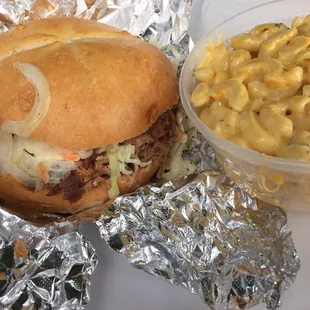 Pulled pork sandwich with Mac n cheese (special)