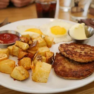 a plate of breakfast food