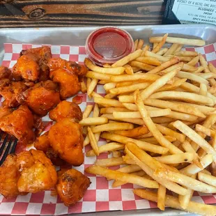 Boneless wings and fries
