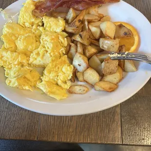 Eggs, bacon and cubed potatoes