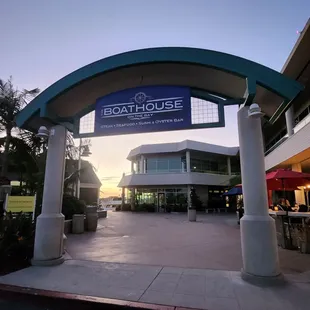 Archway leading to the front entrance of Boathouse On The Bay.
