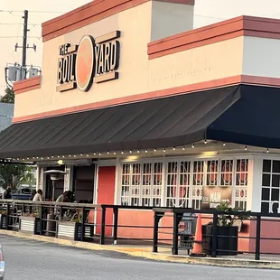 Front view of restaurant facing US 19 in Crystal River