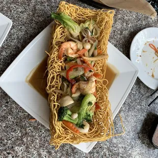 Crispy seafood noodles