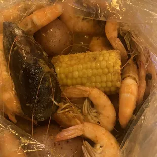 Mussels, head on shrimp, mild with cajun sauce.