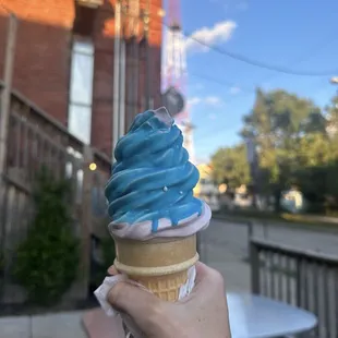 Blueberry icecream with a blue raspberry dip