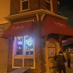 the outside of a restaurant at night