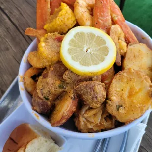 The sauce is very tasty! I will be back, the crab wasn't fresh as I'd like. But def nice to have something like this close by my house.