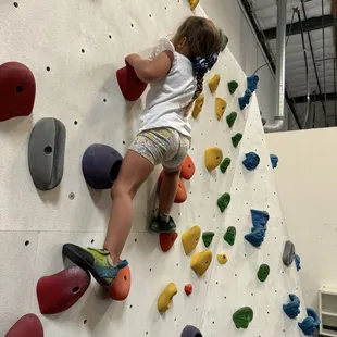 4yo on the kids wall