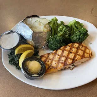 Grilled salmon with broccoli and a baked potato