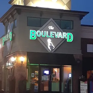 the outside of a restaurant at night