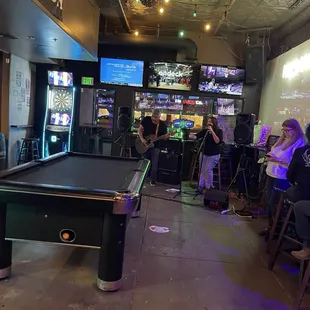 Live entertainment on a Wednesday night.