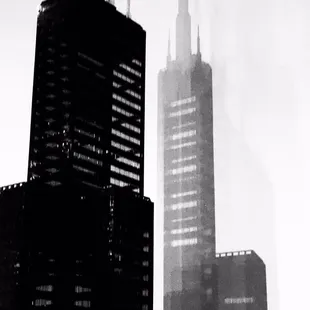 The LEGO model of the "Whatchyou talking about I'm not the Sears"  Tower anymore : soars above me almost the ceiling of the gallery