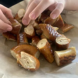 Warm pretzel. Comes with queso and mustard.