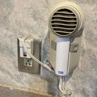 Nasty blow dryer that I wouldn't even touch