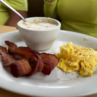 Bacon, eggs and grits