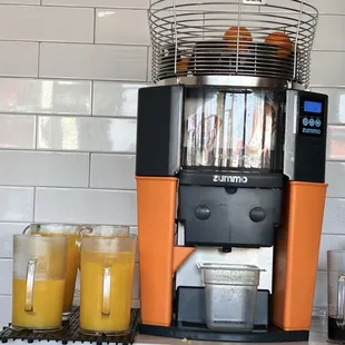 Machine that makes Fresh Squeezed OJ