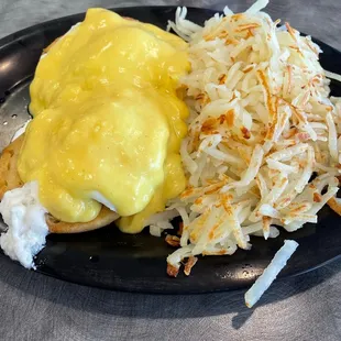 Traditional eggs Benedict