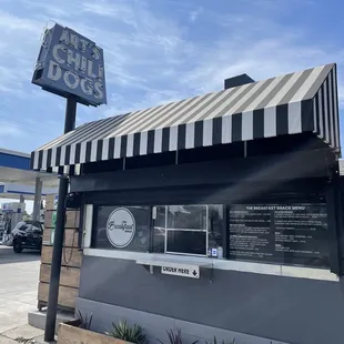 The old Arts Chili Dogs stand...now The Breakfast Shack. Es bueno.