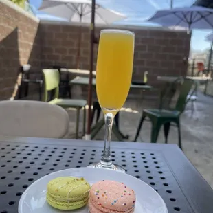 Mimosa with a pistachio macaron and a birthday cake macaron