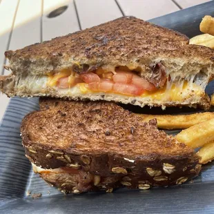 Grilled cheese with tomato and bacon