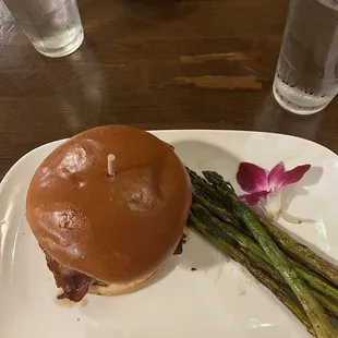 Guacamole burger with asparagus