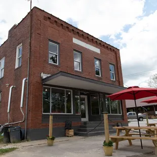 the outside of the restaurant